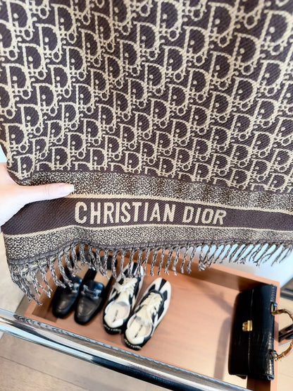 Elegante bufanda con borlas repujadas