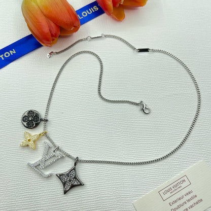 Collier pendentif floral diamant