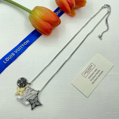 Collier pendentif floral diamant