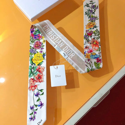 Foulard en soie à double épaisseur avec bord biseauté et motif floral