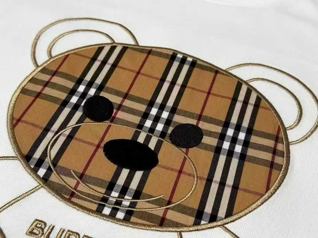 Camiseta de oso bordado