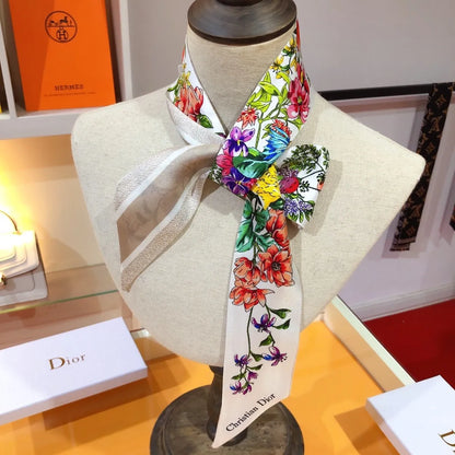 Foulard en soie à double épaisseur avec bord biseauté et motif floral