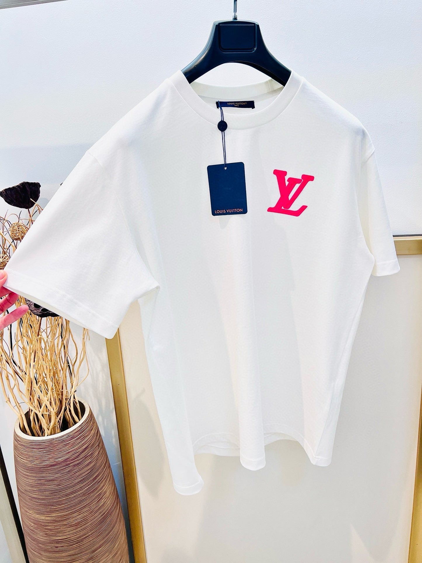 Camiseta con bordado clásico renovado