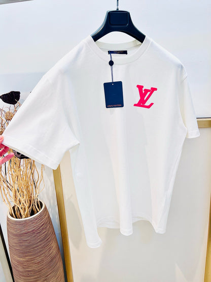 Camiseta con bordado clásico renovado