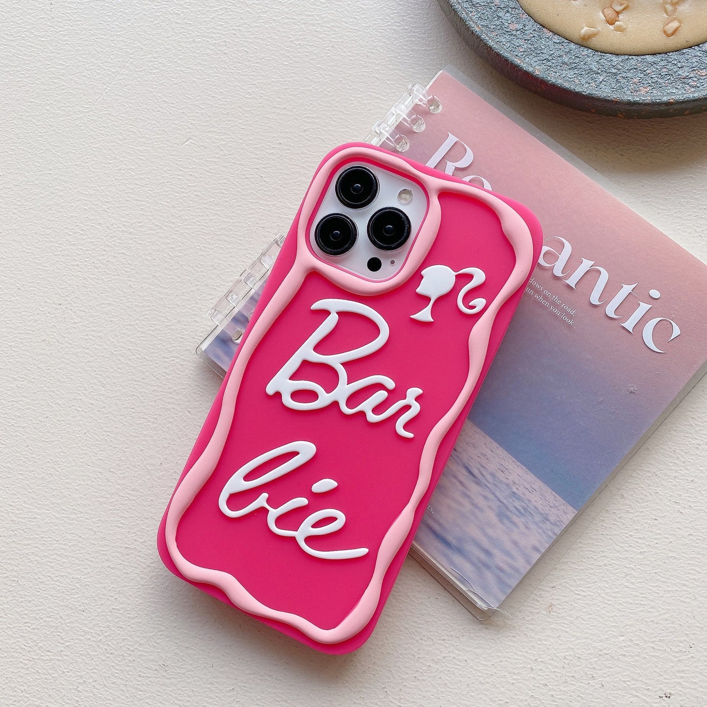 Funda de silicona con letras rosas de dibujos animados