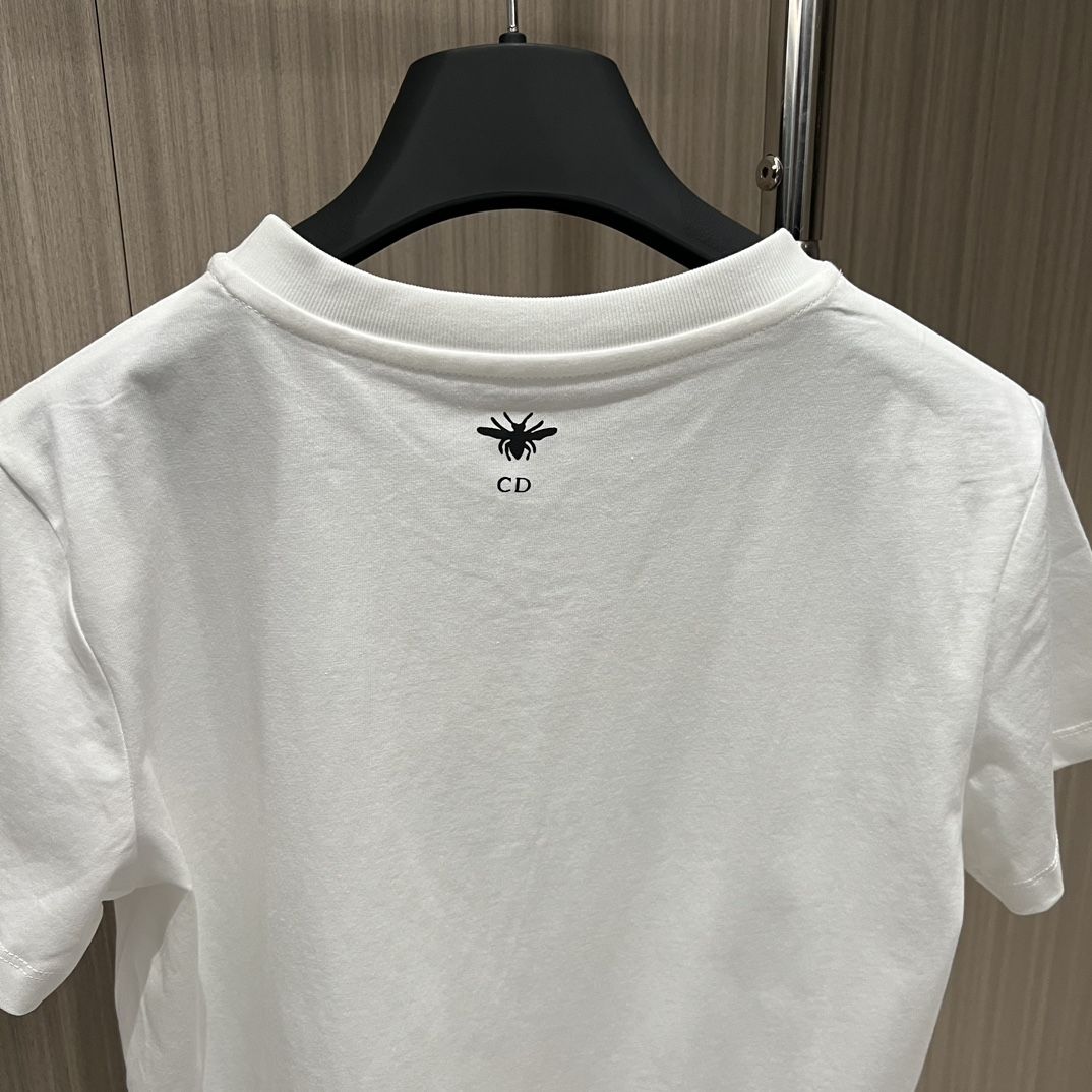 Camiseta gráfica de mujer mariposa alrededor del mundo