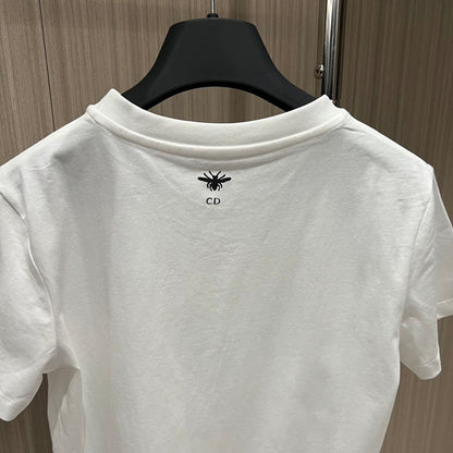 T-shirt graphique papillon autour du monde pour femme