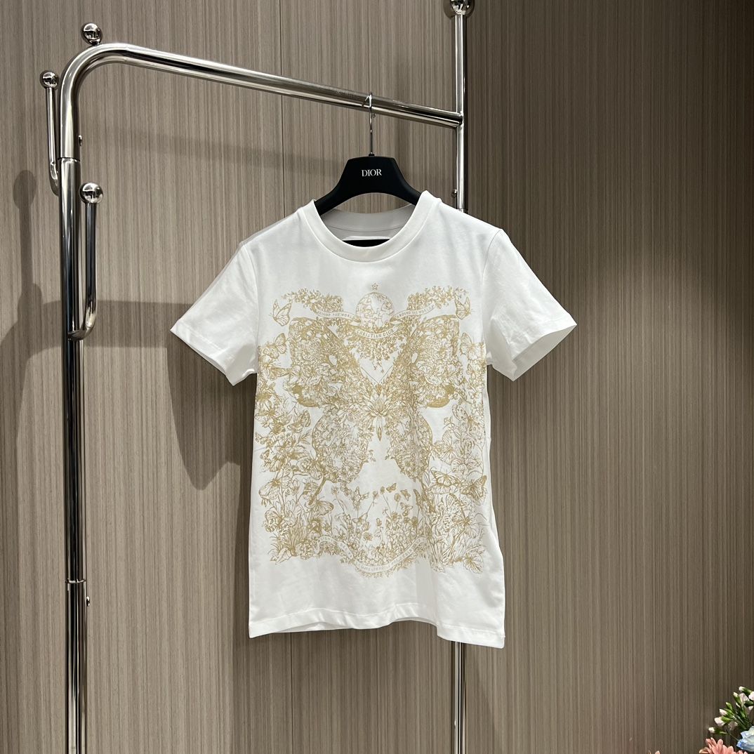 Camiseta gráfica de mujer mariposa alrededor del mundo