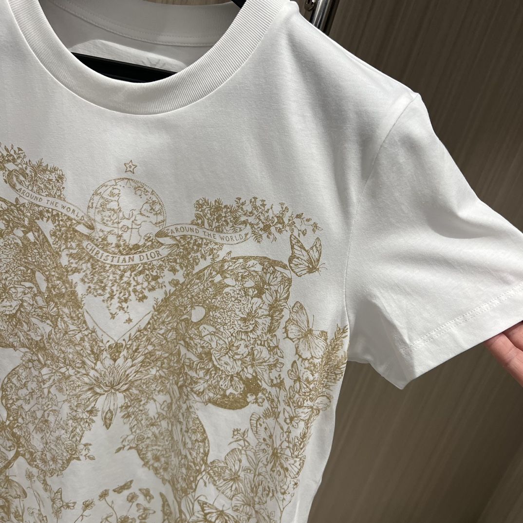 Camiseta gráfica de mujer mariposa alrededor del mundo