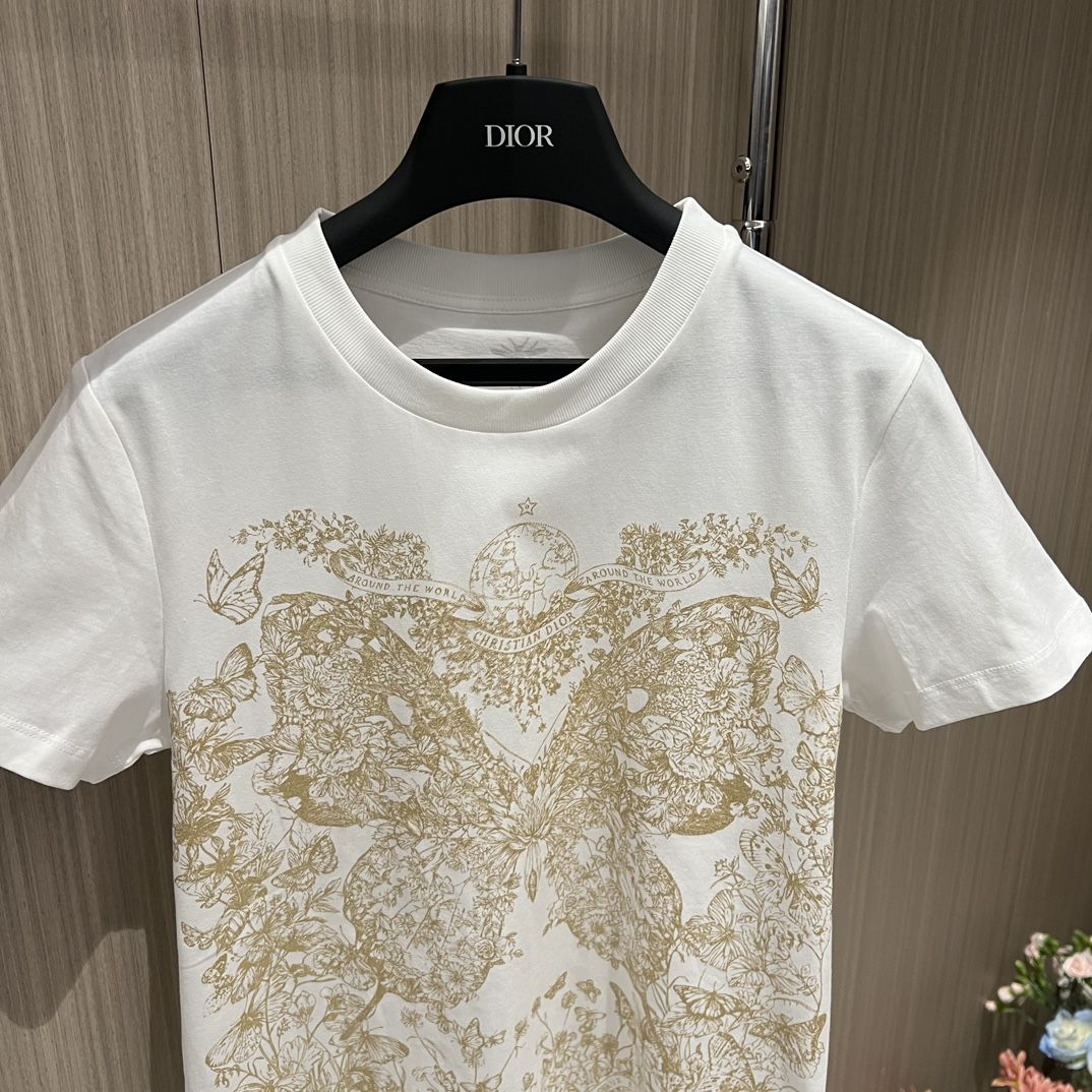 Camiseta gráfica de mujer mariposa alrededor del mundo