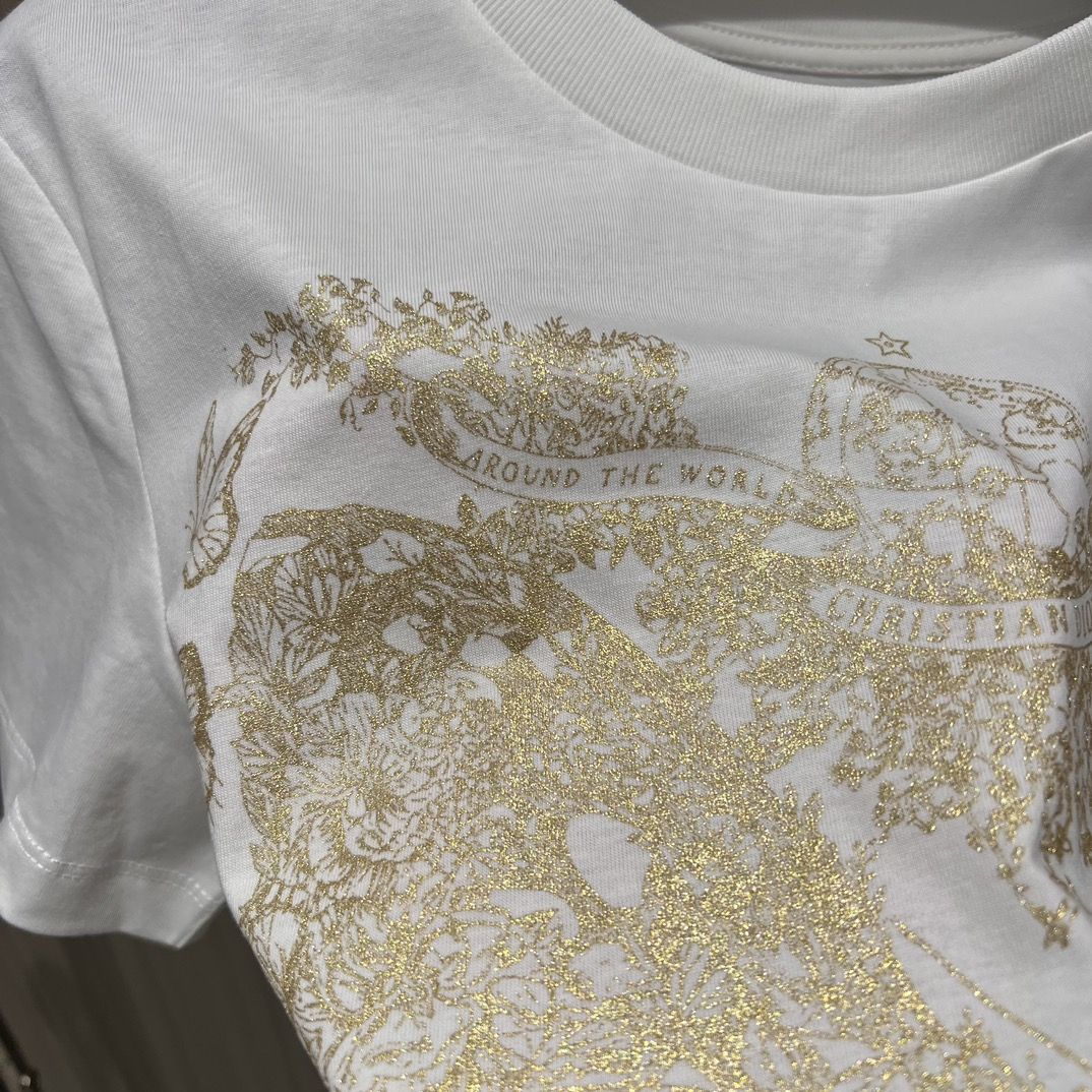 Camiseta gráfica de mujer mariposa alrededor del mundo