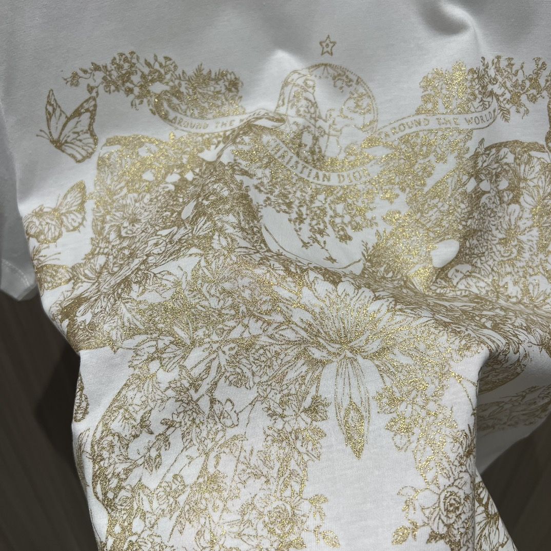 Camiseta gráfica de mujer mariposa alrededor del mundo