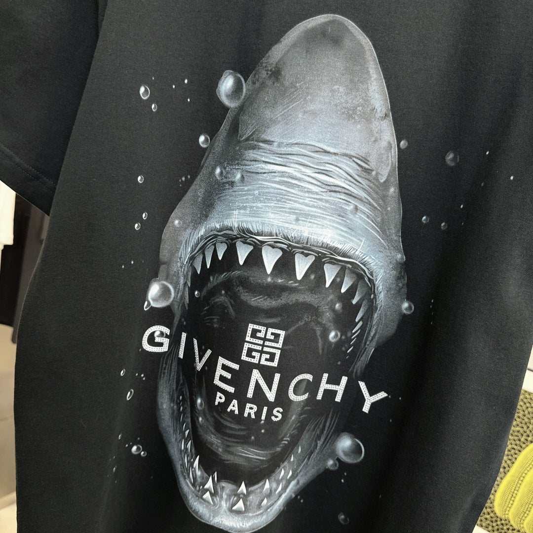 Camiseta con patrón de tiburón