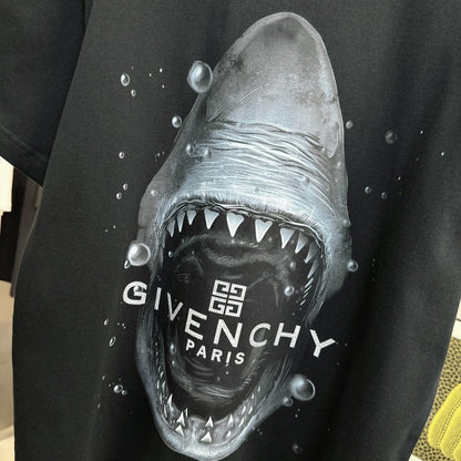 Camiseta con patrón de tiburón