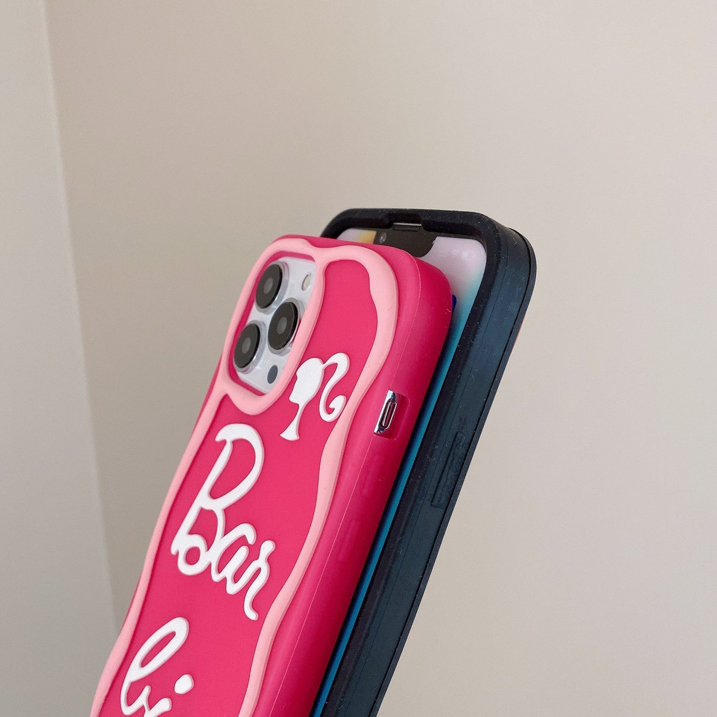 Funda de silicona con letras rosas de dibujos animados