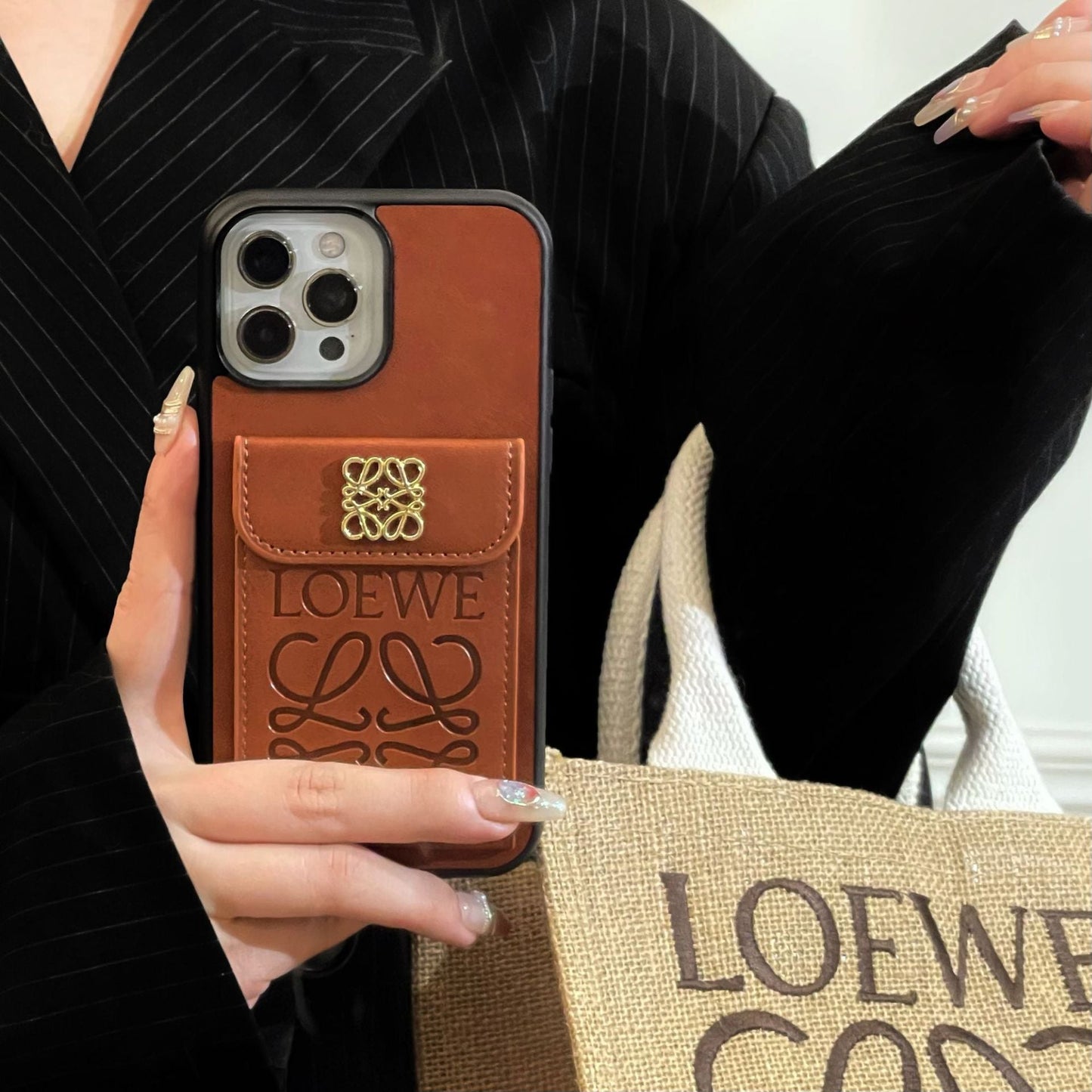 Estuche monedero de cuero repujado