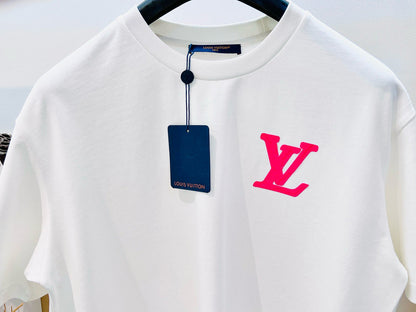 Camiseta con bordado clásico renovado