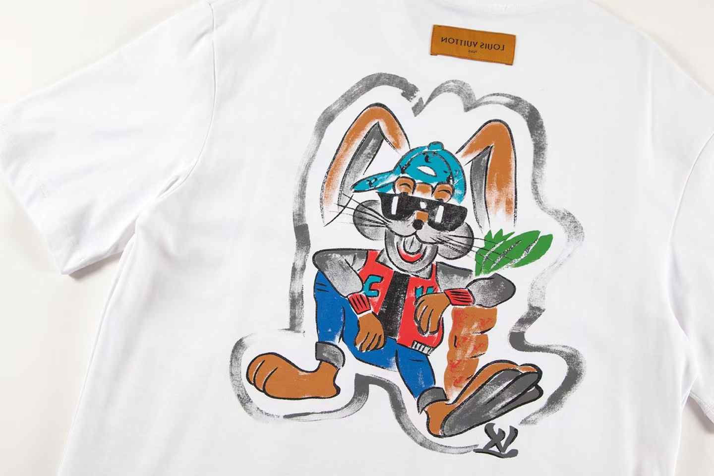 Camiseta con estampado artístico
