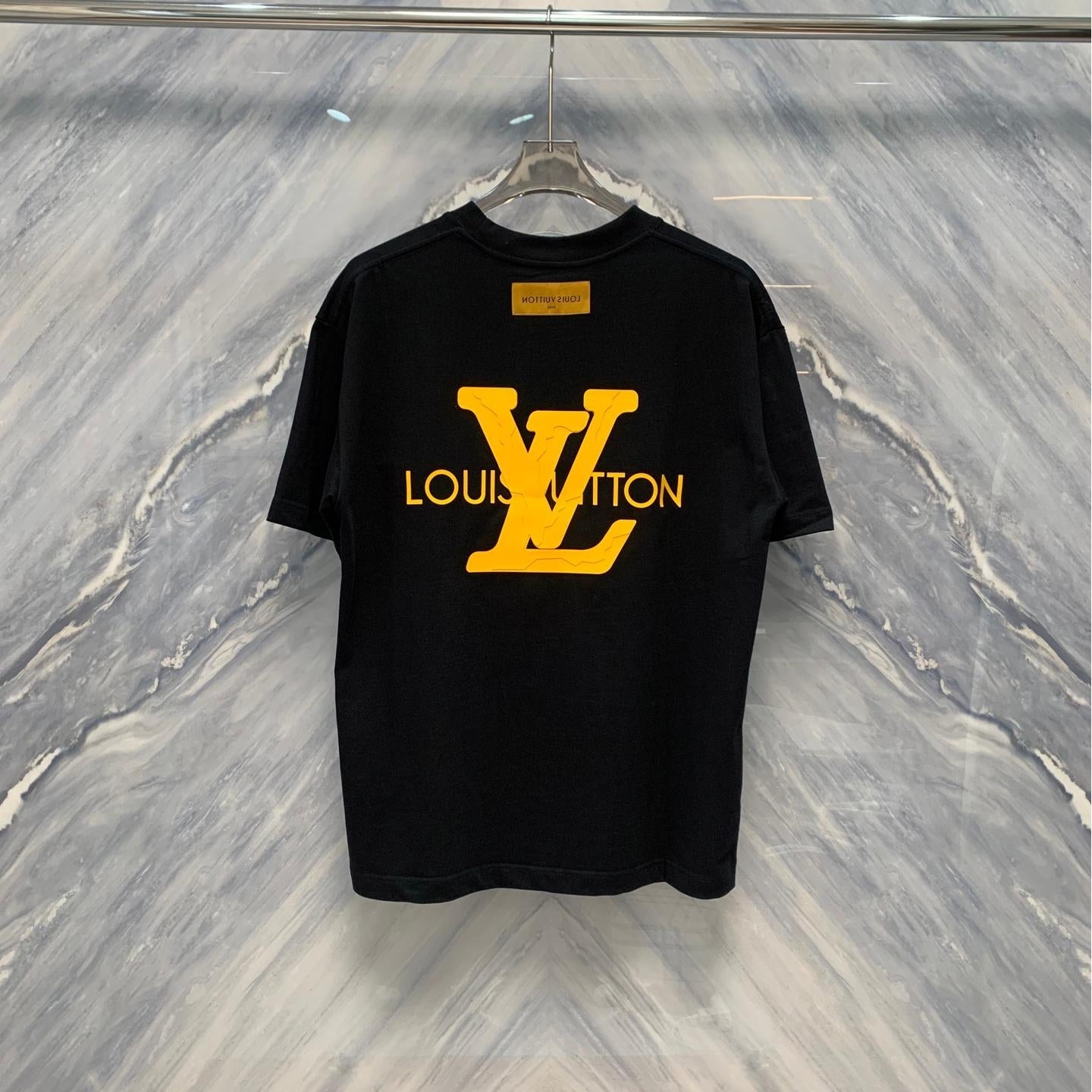 Camiseta con bordado clásico renovado