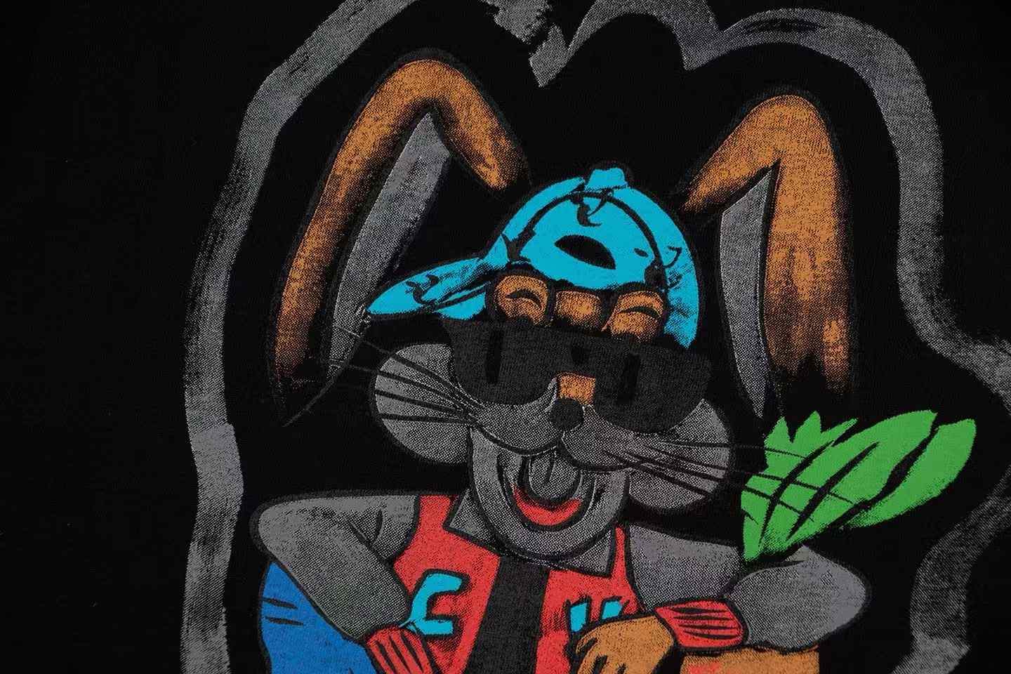 Camiseta con estampado artístico