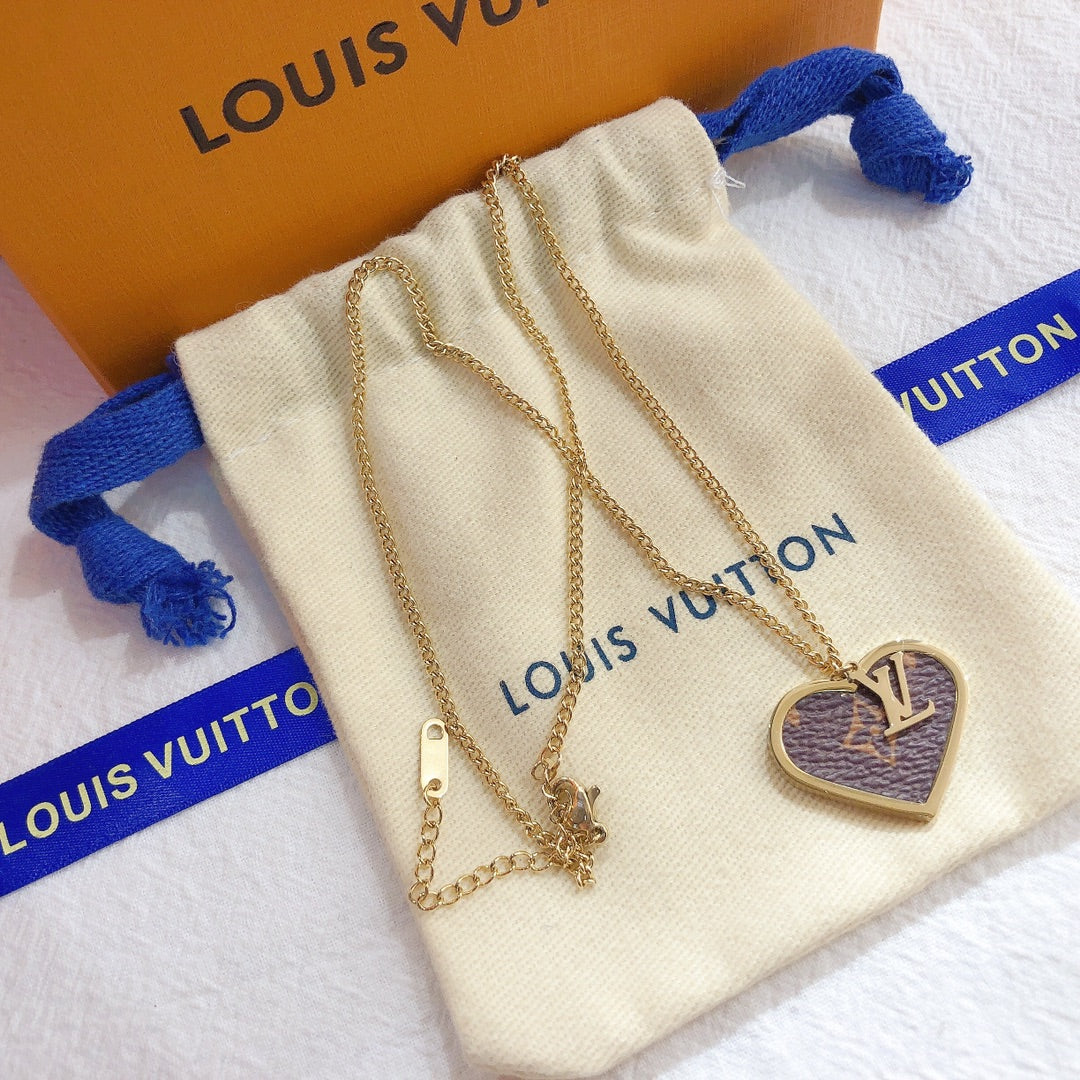 Collar de acero de titanio con colgante de piel en forma de corazón