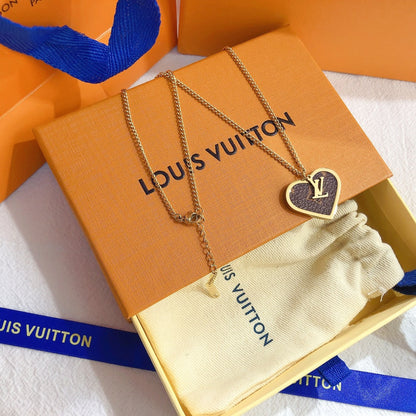 Collier cœur en acier au titane et cuir