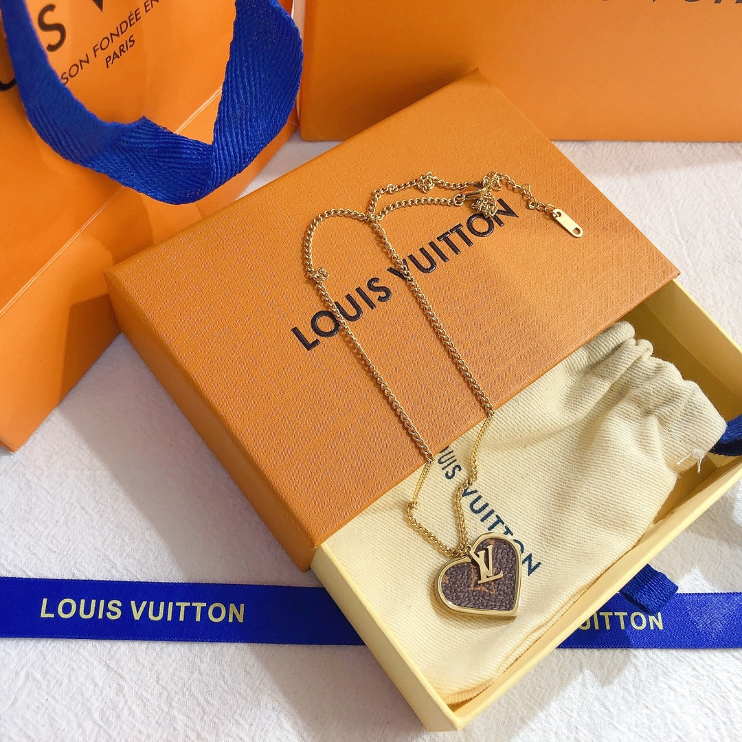 Collar de acero de titanio con colgante de piel en forma de corazón