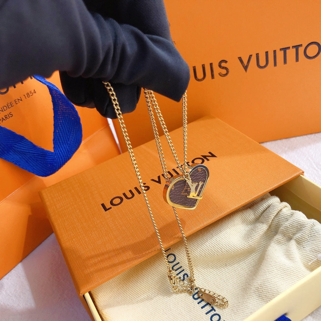 Collar de acero de titanio con colgante de piel en forma de corazón