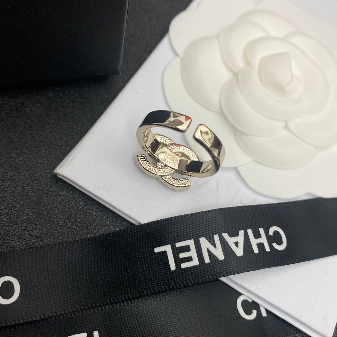 Anillo abierto con logotipo de diamante brillante