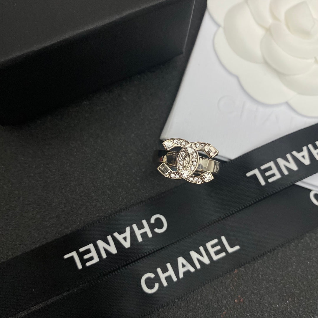 Anillo abierto con logotipo de diamante brillante