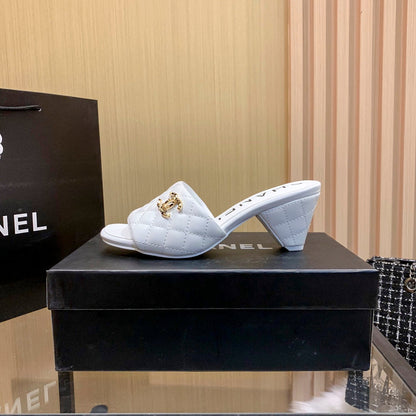 Mules à talon triangle en cuir et diamants