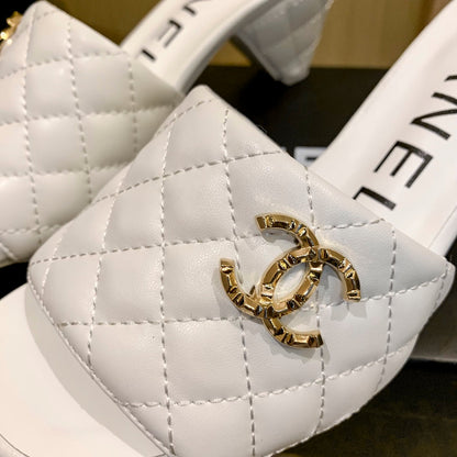 Mules à talon triangle en cuir et diamants
