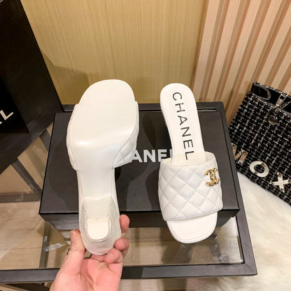 Mules à talon triangle en cuir et diamants