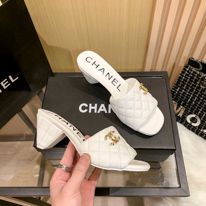 Mules à talon triangle en cuir et diamants