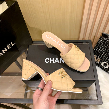 Mules à talon triangle en cuir et diamants