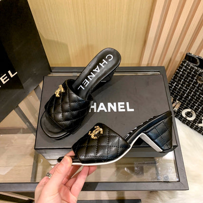 Mules à talon triangle en cuir et diamants