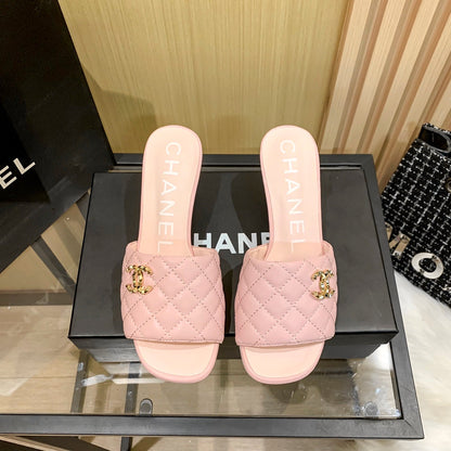 Mules à talon triangle en cuir et diamants