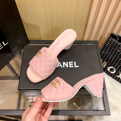Mules à talon triangle en cuir et diamants