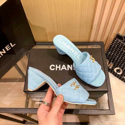Mules à talon triangle en cuir et diamants
