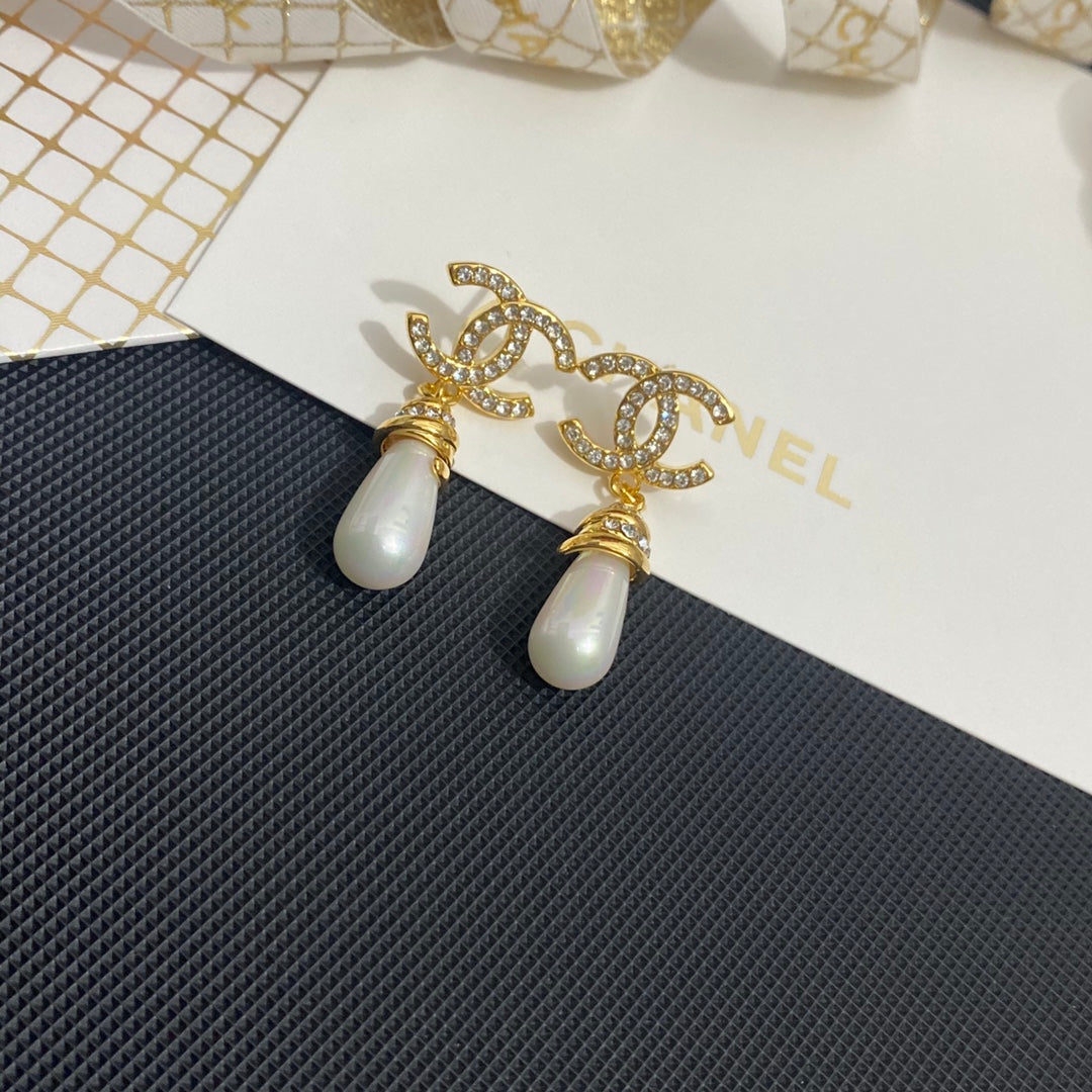 Elegantes Pendientes de Perlas con Diamantes de Imitación