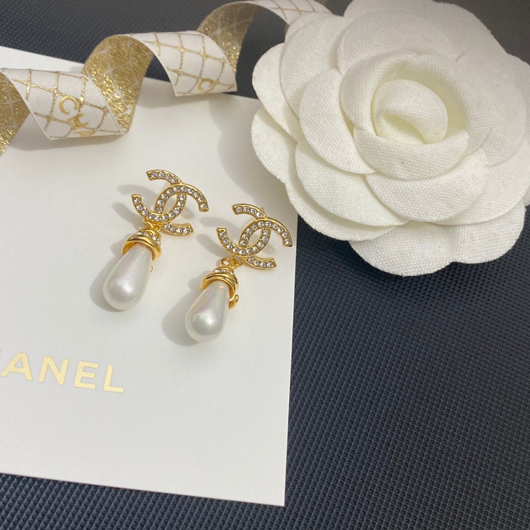 Elegantes Pendientes de Perlas con Diamantes de Imitación