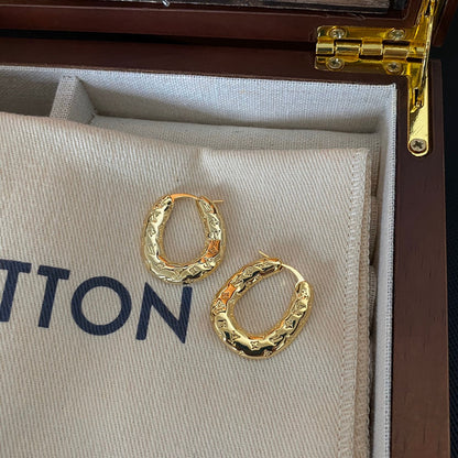 Boucles d'oreilles créoles avec sceau fleuri en or L