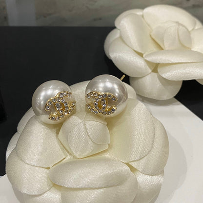Boucles d'oreilles clous rétro élégantes diamant et perle