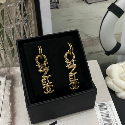 Boucles d'oreilles pendantes de luxe avec logo en lettres dorées