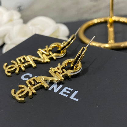 Boucles d'oreilles pendantes de luxe avec logo en lettres dorées