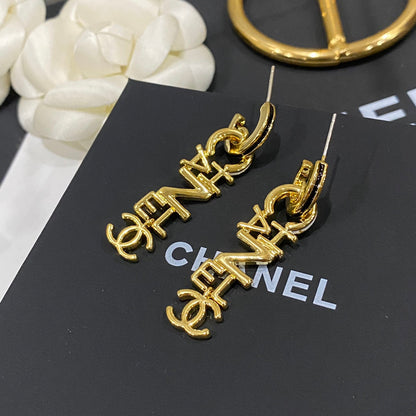 Boucles d'oreilles pendantes de luxe avec logo en lettres dorées