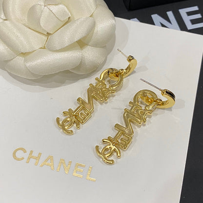 Boucles d'oreilles pendantes de luxe avec logo en lettres dorées