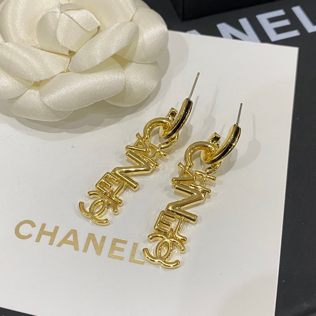 Pendientes de lujo con logotipo de letra dorada