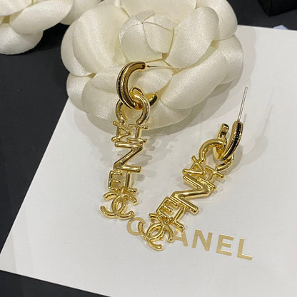 Boucles d'oreilles pendantes de luxe avec logo en lettres dorées
