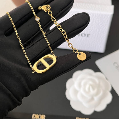 Collier simple avec lettre à la mode